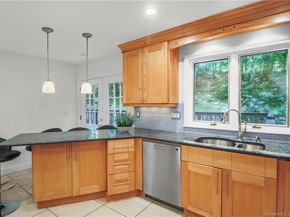 35 Jordan Ln, Stamford, CT 06903