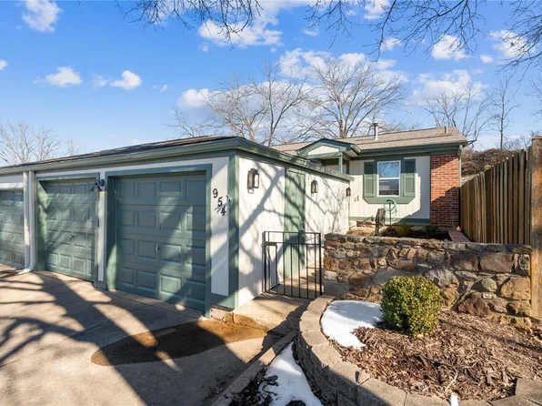 954 Barbizon Dr, Ballwin, MO 63021