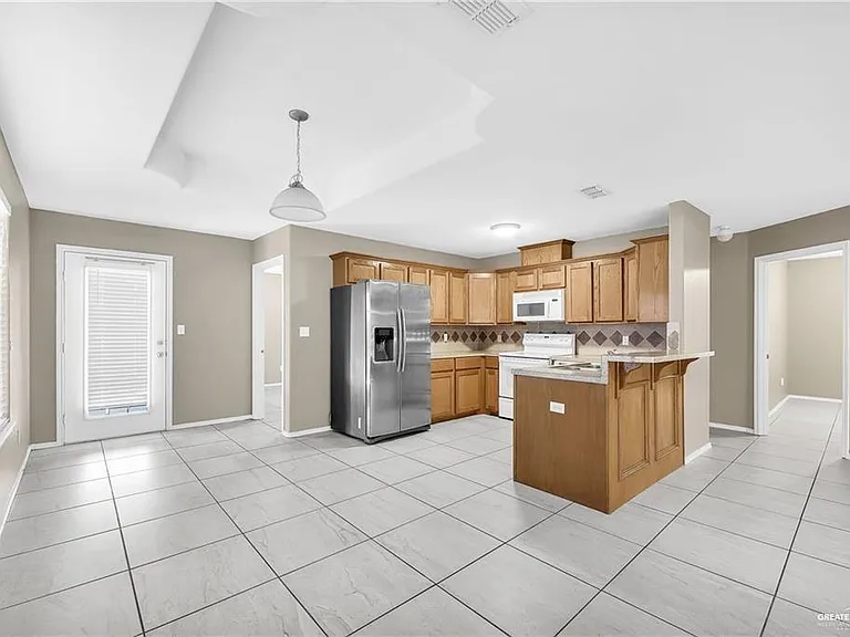1933 River Bend Dr — Photo 3