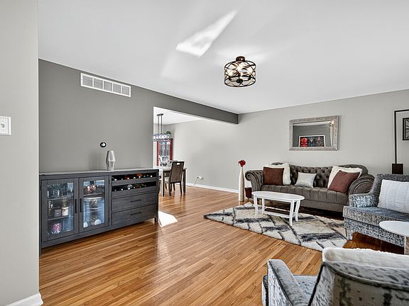 5th image of 612 Edgebrook Dr