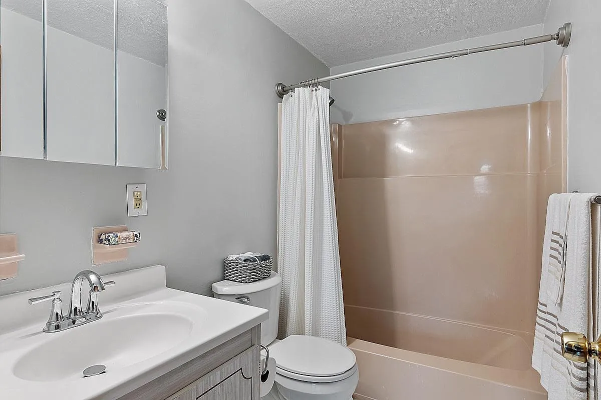 2 bed, 910 sqft, $2,000 — Photo 1