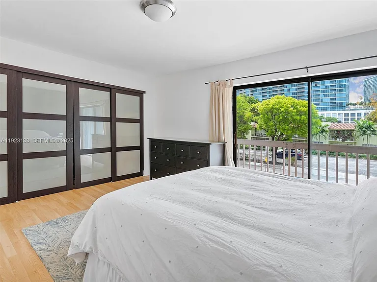 515 NE 38th St #10 — Photo 46