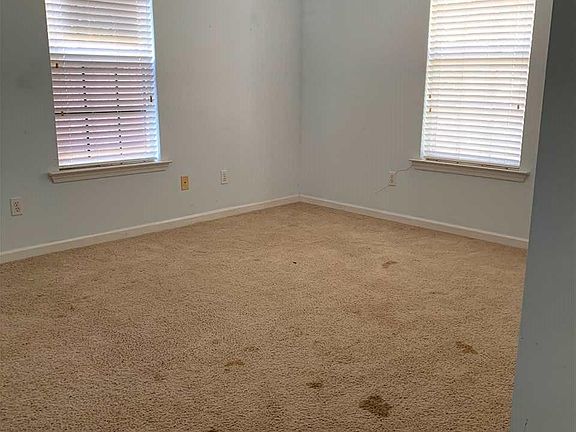 5th image of 69 Emerald Dr