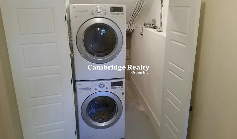 29 Commonwealth Ter #R — Photo 4