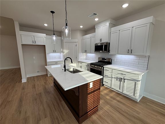 5th image of 143 N Panther Ave