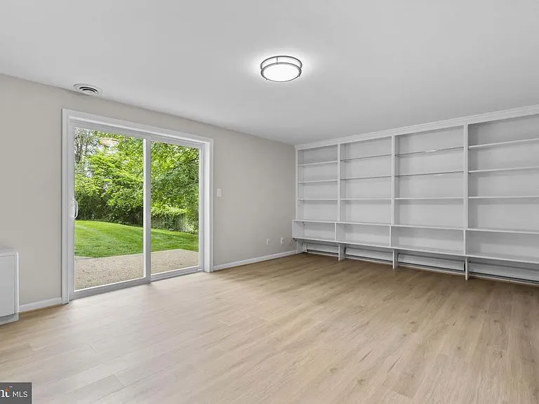 10242 Stratford Ave — Photo 37