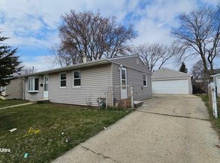 1422 Kings Rd, Carpentersville, IL 60110