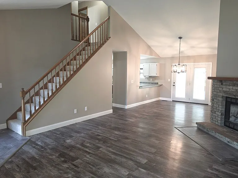 325 Westbrook Dr — Photo 3