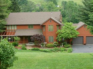 100 Laspina Ln, Irwin, PA 15642