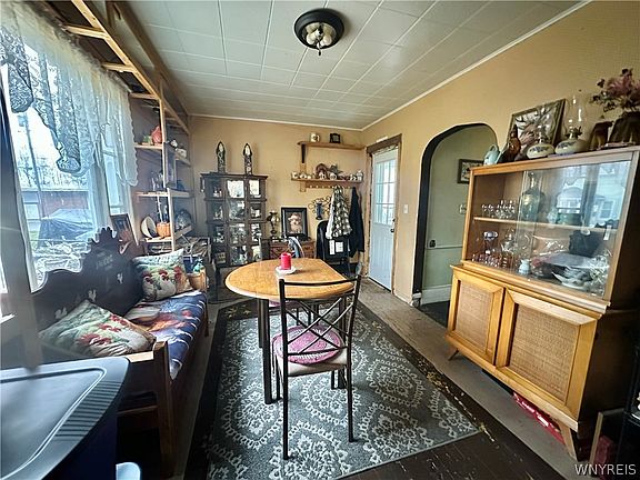 4th image of 704 Orient St