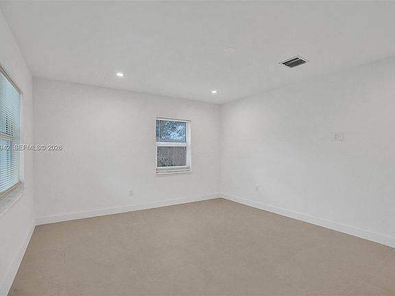 5th image of 922 NW 4th Ave