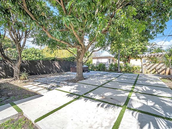 4th image of 2537 SW 15th St