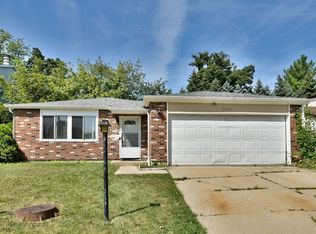1052 Fulton Dr, Streamwood, IL 60107