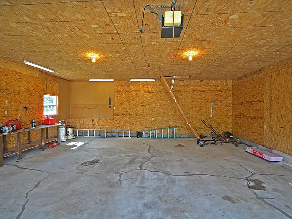 4th image of 2524 W Lake Dr