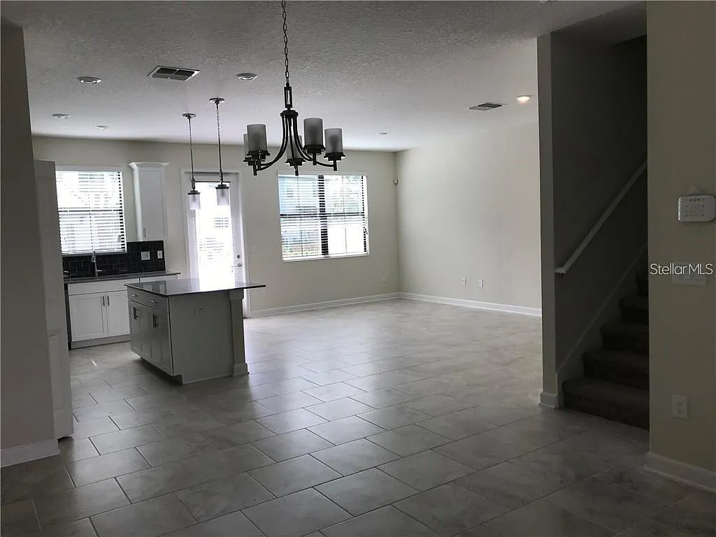 4 bed, 3.5 bath, 1945 sqft, $2,695 — Photo 2