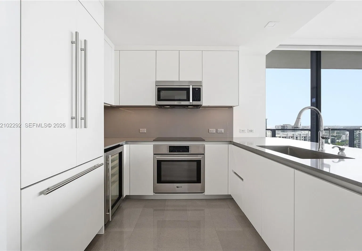 Rise Condo — Photo 3