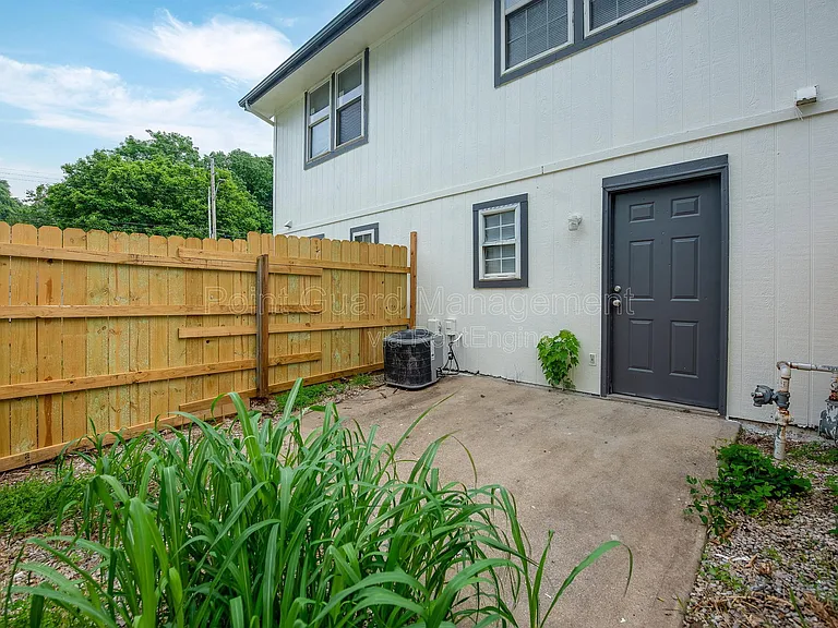 321 W South Ave — Photo 46