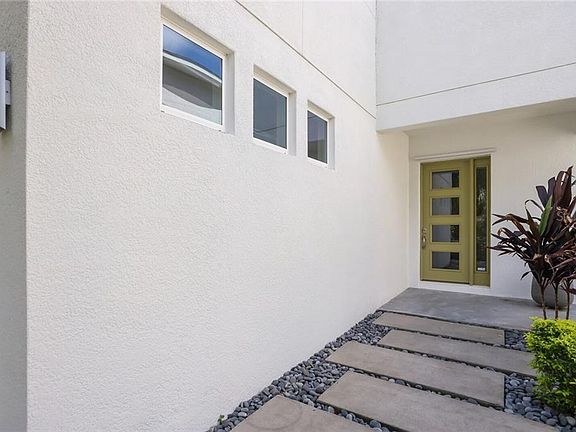 4th image of 2596 Bay St