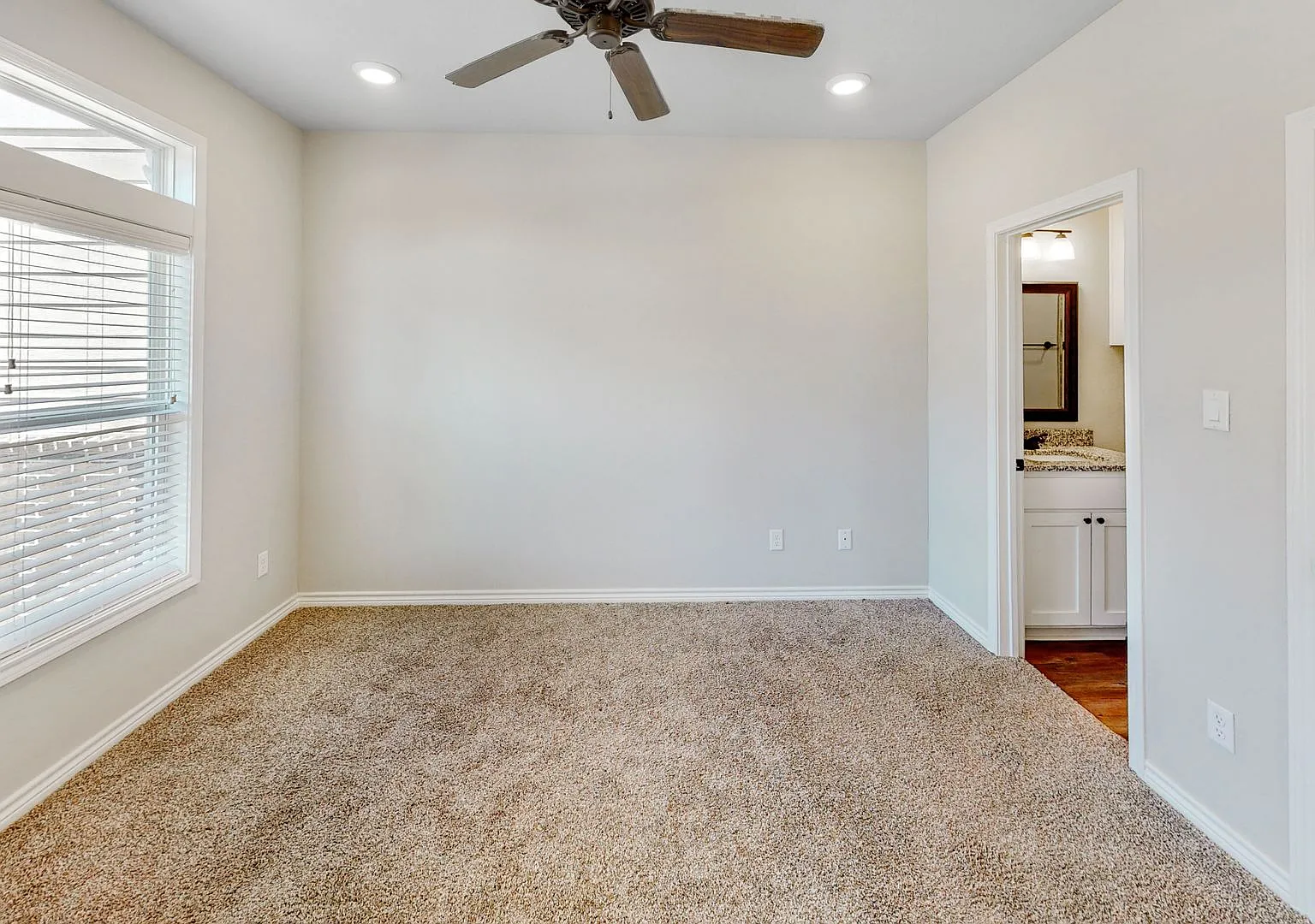 909 Montclair Ave — Photo 4