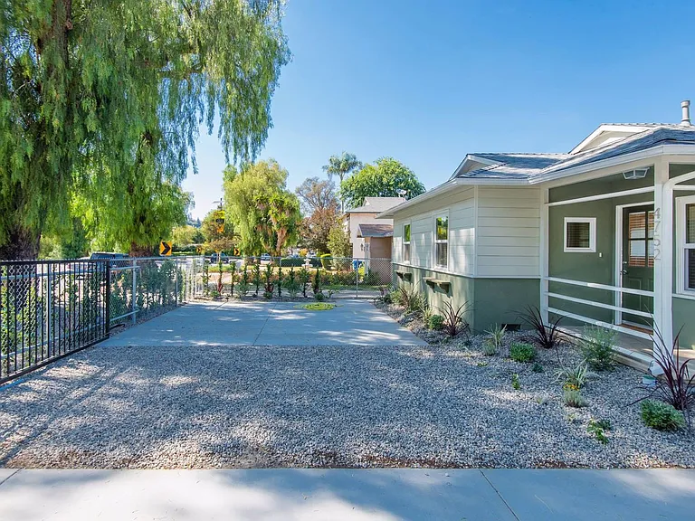 4752 Topanga Canyon Blvd — Photo 3