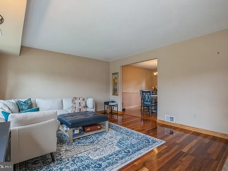 104 Apley Dr — Photo 5