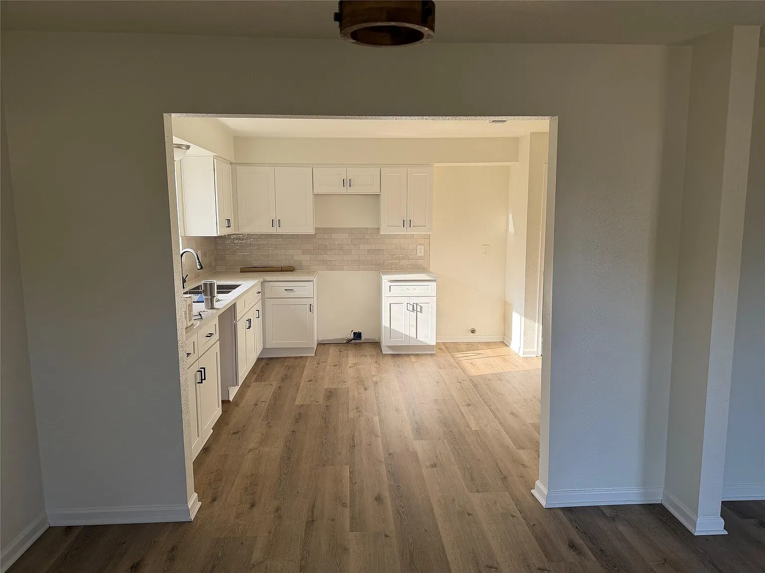 3 bed, 2.0 bath, 1712 sqft, $2,000 — Photo 2