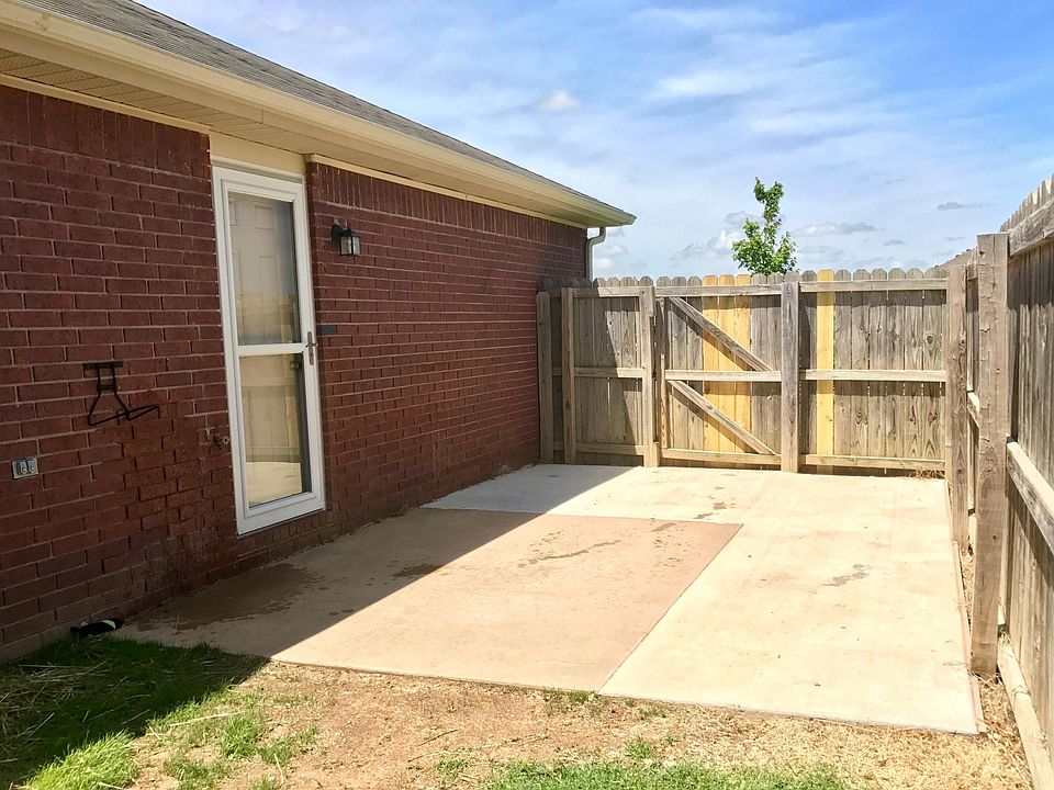 2nd image of 415 E Southern Trace Dr