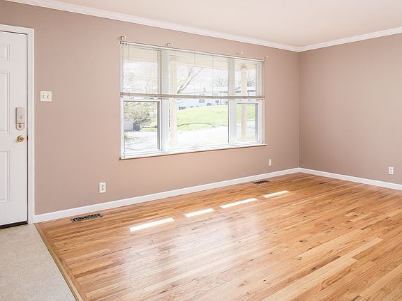 4th image of 1127 Sandstone Dr