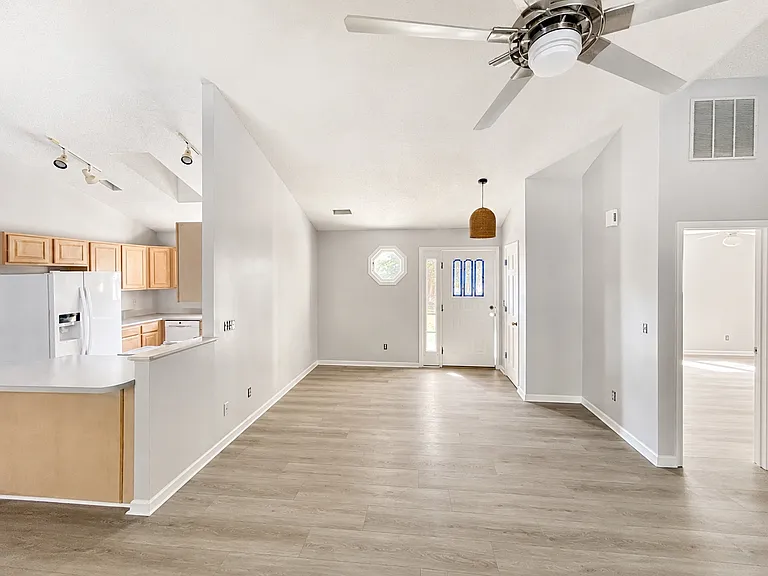 710 Shalamar Ln SW — Photo 3