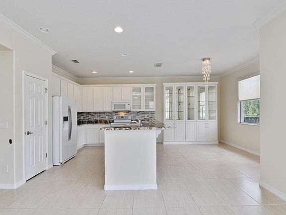 5th image of 411 Black Springs Ln
