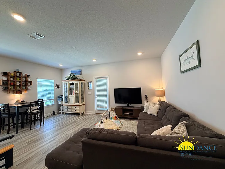 1015 McLaren Cir — Photo 3