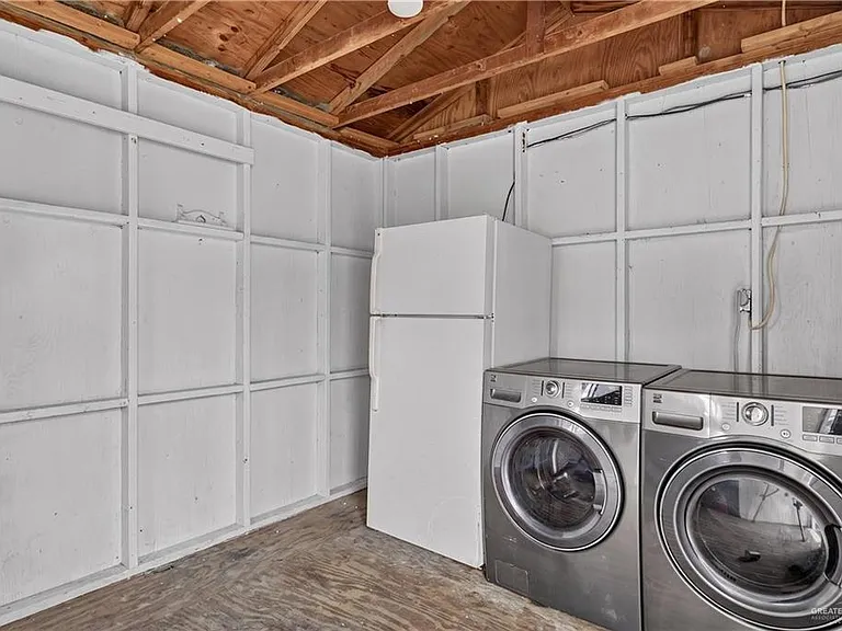 1704 Redwood Ave — Photo 15