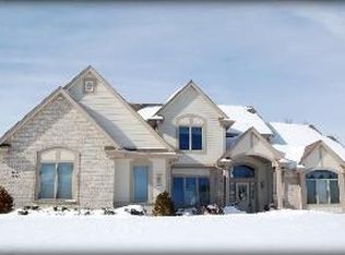 W142N6139 Mill Ridge Dr, Menomonee Falls, WI 53051