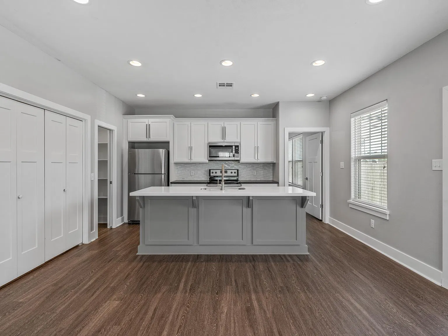 4 bed, 4.5 bath, 2000 sqft, $3,600 — Photo 3