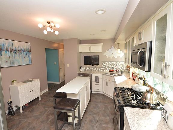 4th image of 404 Willow LANE