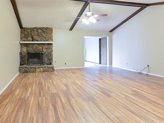 4th image of 207 Elfen Glen Cir