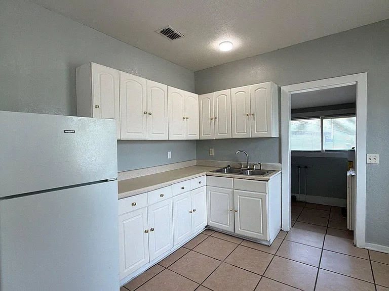 7210 Elwood Ave — Photo 5