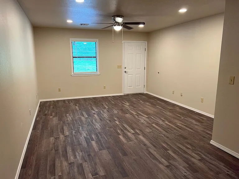 608 Rolling Hills Dr — Photo 3