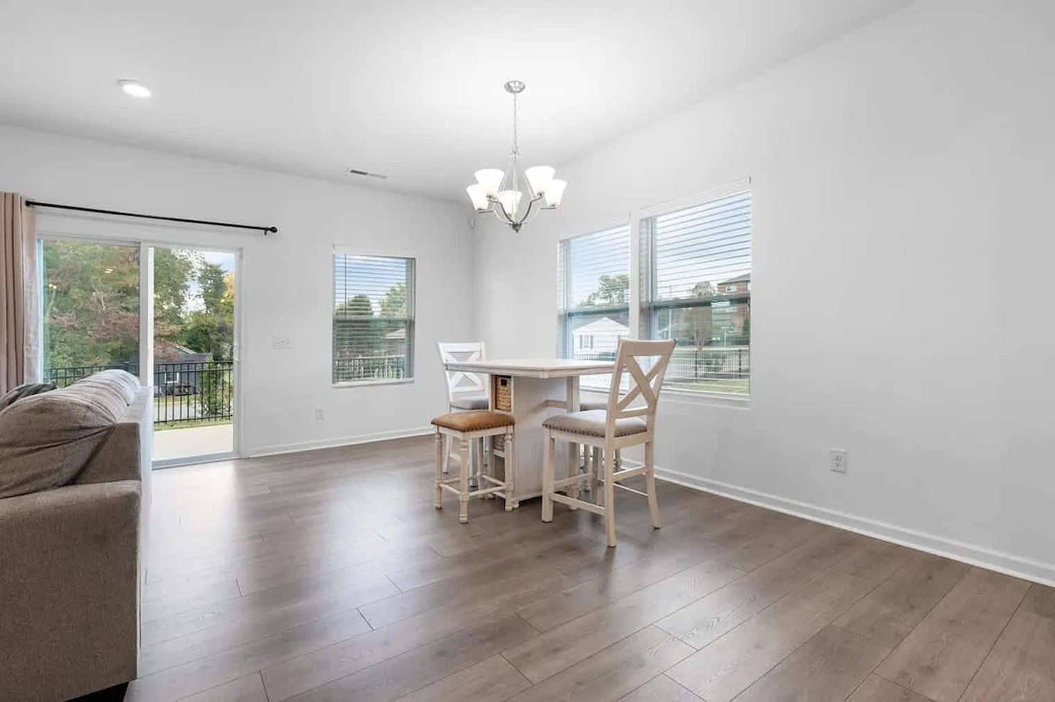 3 bed, 2.0 bath, 1689 sqft, $3,987 — Photo 2