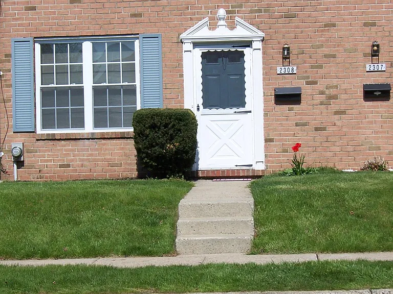 2308 Lexington Ct — Photo 1