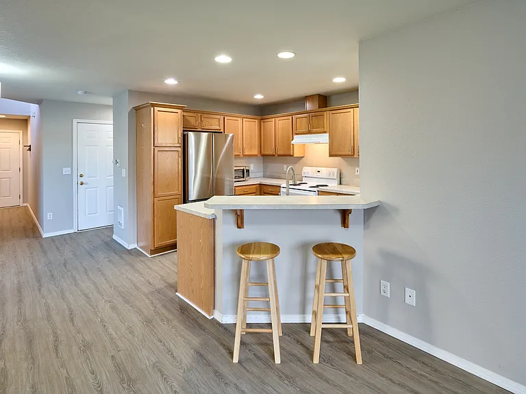 555 Ford St SE — Photo 9