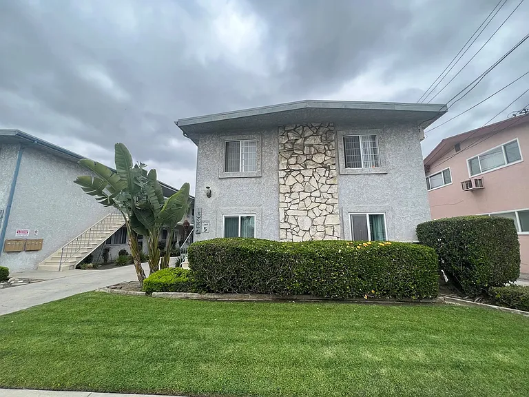 10300-10304 La Reina Ave — Photo 1