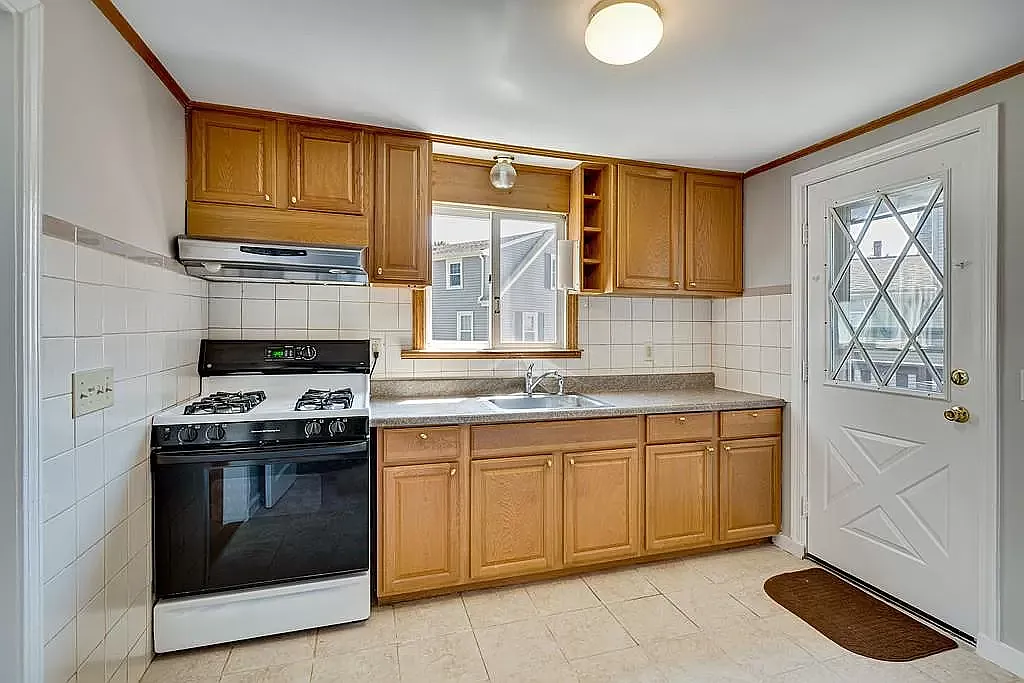5 bed, 2285 sqft, $1,050 — Photo 3