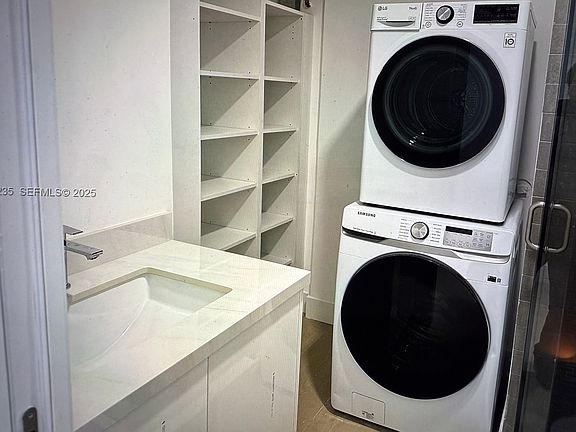 4th image of 881 Ocean Dr #Townhouse 3