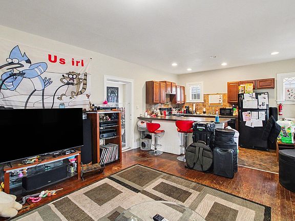 3rd image of 212 N Summit St