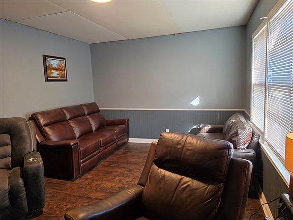 4th image of 1810 W Spring St