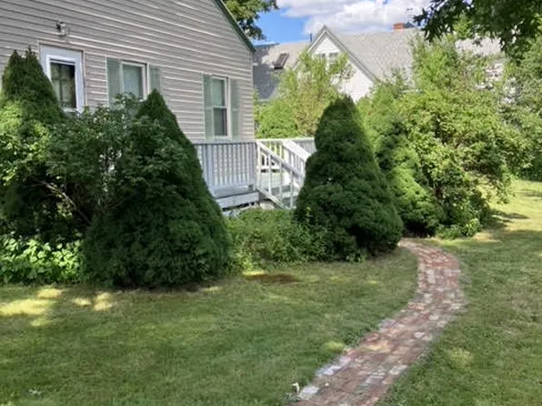 8 Mosman St, Searsport, ME 04974