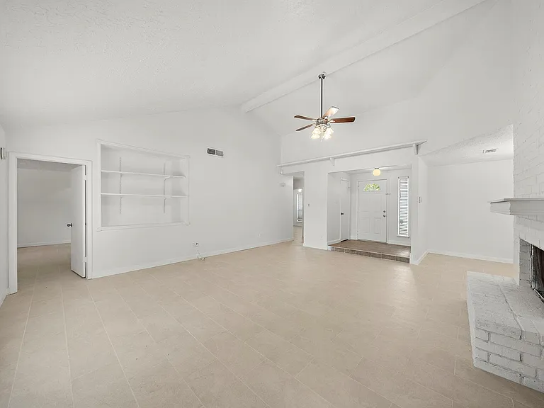 13815 Grosvenor St — Photo 8