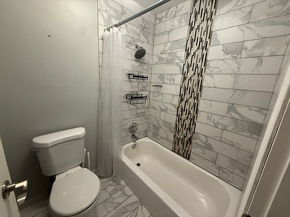 4th image of 16W486 Lake Dr APT 201
