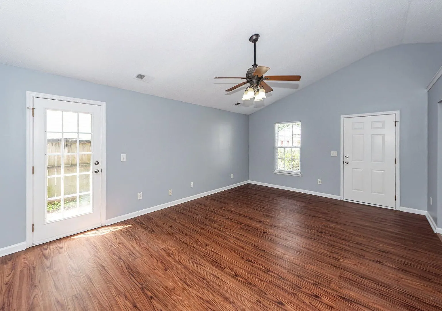 Charming move-in ready 3-bedroom, 2-bath! — Photo 3